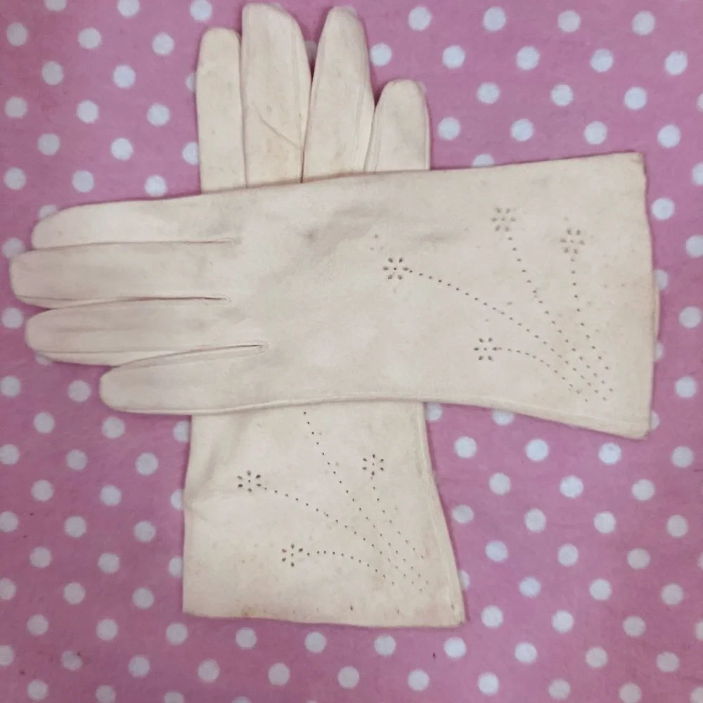 Elegant Cream Gloves